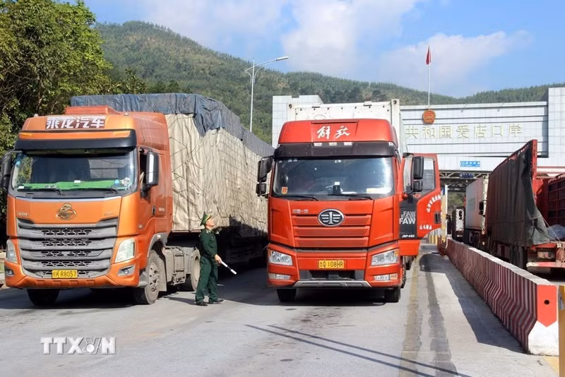 Des marchandises sont transportées au poste frontière de Chi Ma, dans la province de Lang Son. Photo : Van Dat/VNA.
