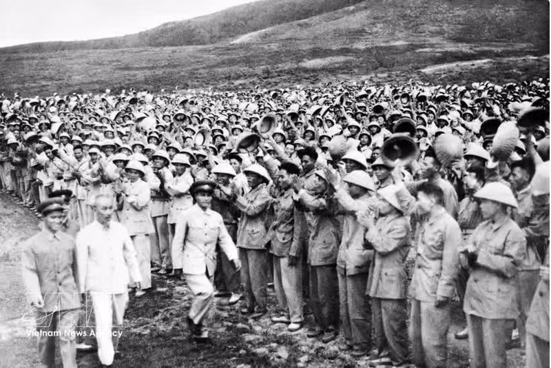 Le Président Hô Chi Minh rend visite et inspecte une unité de soldats du Sud regroupés dans le Nord, en manœuvre avant leur retour sur le champ de bataille du Sud (juin 1957). Photo : VNA.