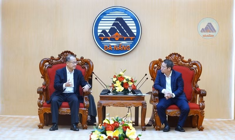 Le président du Comité populaire de la ville de Da Nang, Nguyen Manh Hung (à droite), et le Dr Jonathan Choi, président du groupe Sunwah. Photo" baodautu