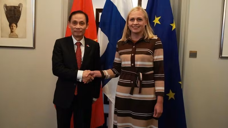 Le ministre par intérim des Affaires étrangères du Vietnam, Lê Hoài Trung (à gauche), et la ministre finlandaise des Affaires étrangères, Elina Valtonen. Photo: VNA