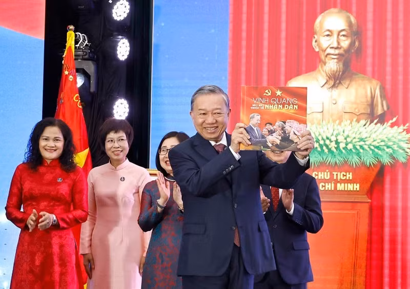 Le secrétaire général du Parti, To Lam, reçoit l’album photo « La gloire appartient à jamais au Peuple », offertpar l’Agence vietnamienne d’Information. Photo : VNA.