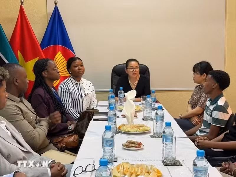 L’ambassadrice du Vietnam au Mozambique, Tran Thi Thu Thin, et les nouveaux étudiants mozambicains avant leur départ pour le Vietnam pour l’année universitaire 2026-2027. Photo : VNA
