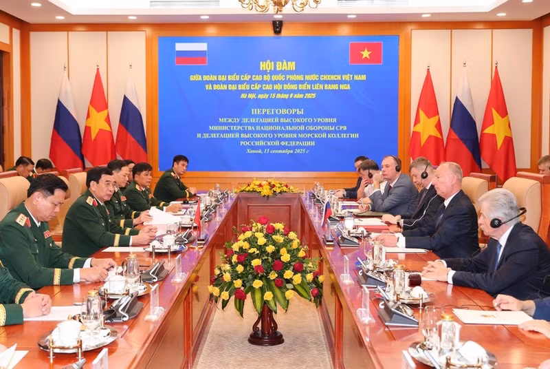 Entretien entre le ministre de la Défense, Phan Van Giang, et Nikolaï Patrouchev, conseiller du président russe Vladimir Poutine et président du Conseil maritime de Russie. Photo : VNA.