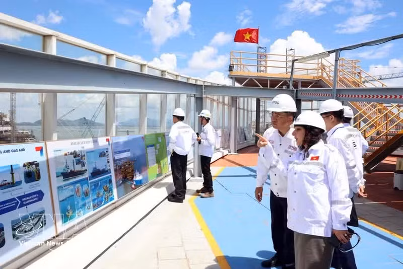 Des délégués effectuent une visite du chantier de PTSC. Photo : VNA.