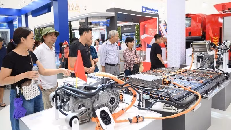 Des solutions technologiques pour les véhicules électriques sont présentées à l’Exposition des réalisations nationales. Photo : nhandan.vn