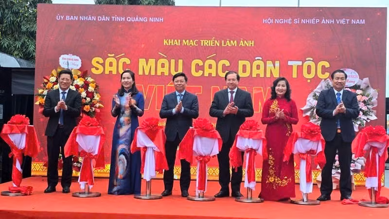 Lors de la cérémonie de célébration de la Journée traditionnelle de la photographie du Vietnam. Photo: NDEL