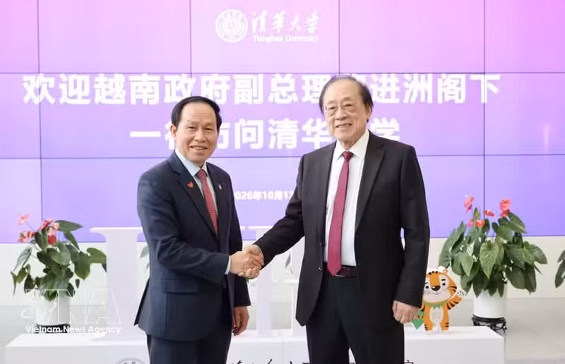 Le vice-Premier ministre vietnamien Lê Tiên Châu (à gauche) serre la main du professeur et académicien Andrew Chi-Chih Yao , doyen de l'Institut des sciences de l'information interdisciplinaires (IIIS) et du Collège d'IA de l'Université Tsinghua. Photo : VNA