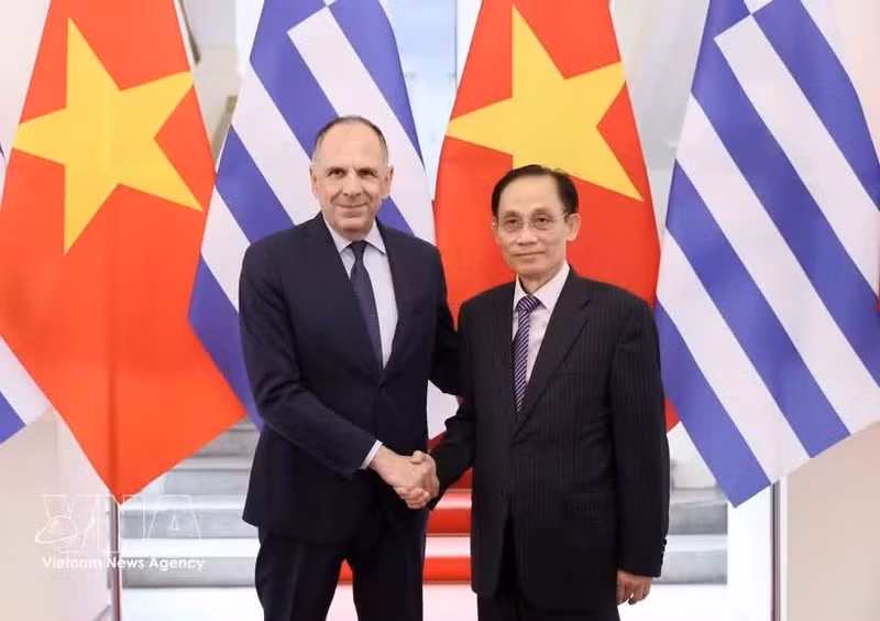 Le ministre vietnamien des Affaires étrangères, Le Hoai Trung (droite) et son homologue grec George Gerapetritis. Photo : VNA.