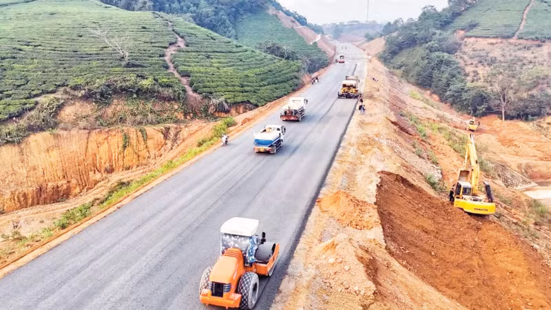 Sur le chantier de l'autoroute Tuyen Quang-Ha Giang. Photo : NDEL.