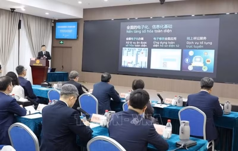 La délégation vietnamienne visite le modèle de tribunal intelligent (utilisant l'IA pour soutenir les procès) au Tribunal populaire intermédiairede Shenzhen, province du Guangdong (Chine). Photo : VNA.