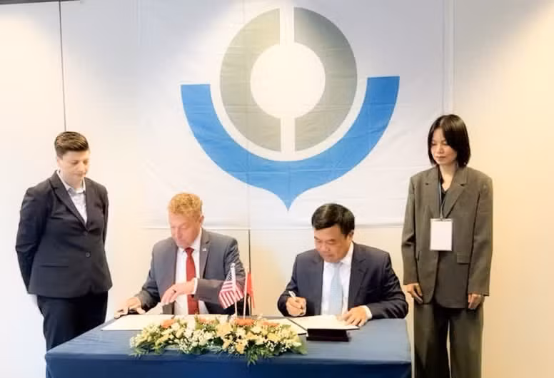 Le directeur général des Douanes du Vietnam, Nguyen Van Tho, et le commissaire des Douanes des États-Unis, Rodney Scott signent un protocole d'accord sur la coopération en matière d'échange de données électroniques. Photo : VGP.