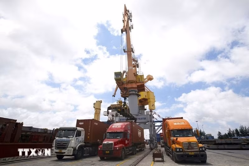 Des camions transportent des marchandises à l'exportation au port de Tan Vu, à Hai Phong. Photo : VNA.