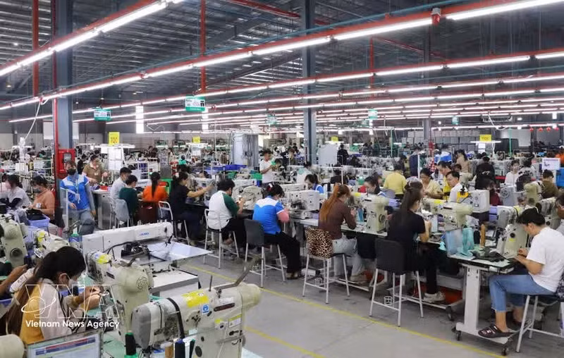 Les secteurs du textile-habillement et du cuir-chaussure s’orientent vers un modèle industriel allant au-delà de la sous-traitance et de l’assemblage, afin de se positionner sur des segments à plus forte valeur ajoutée, d’accroître le contenu technologique et de renforcer leur compétitivité. Photo: VNA
