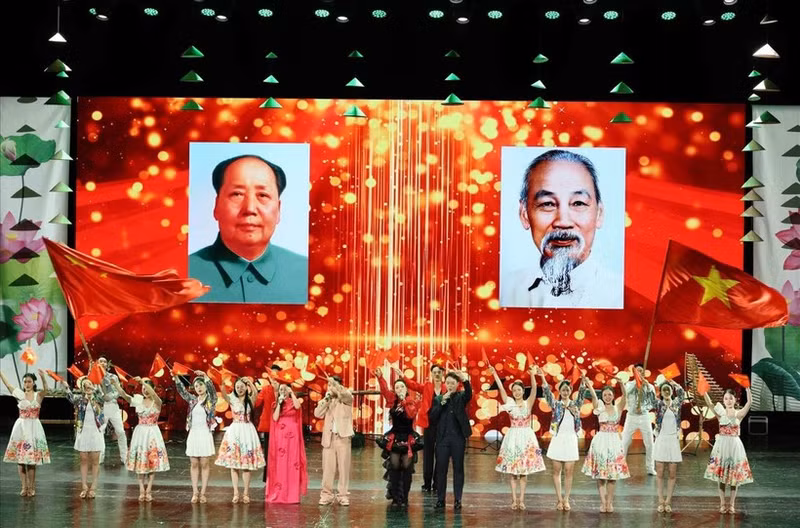 Un spectacle célèbre l'amitié et le bon voisinage entre le Vietnam et la Chine. Photo : VNA