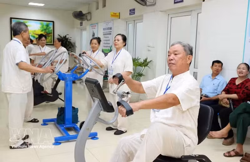 Les personnes âgées bénéficient de soins, de services de réadaptation et d’un accompagnement adapté au sein même de leur communauté. Photo : VNA
