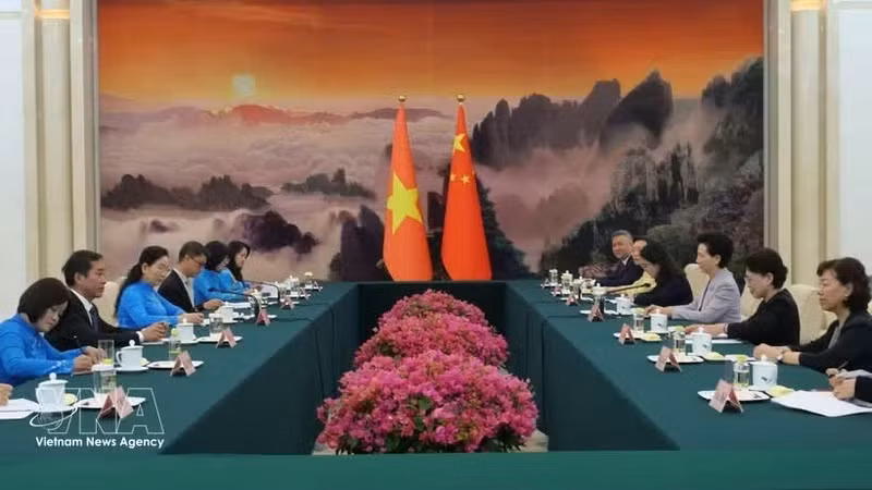 Séance de travail entre la délégation vietnamienne et la Fédération des femmes de Chine. Photo: VNA