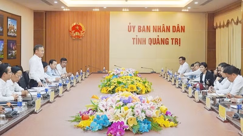 Le vice-président du Comité populaire provincial de Quang Tri, Le Duc Tien, assure que Quang Tri s'engage à accompagner les investisseurs tout au long des phases d'étude et de mise en œuvre du projet. Photo: NDEL