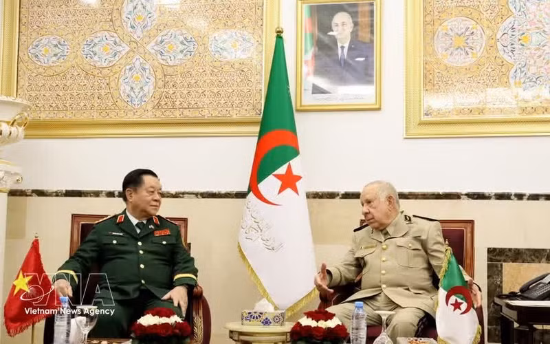 Le général d’armée Saïd Chanegriha, ministre délégué auprès du ministre de la Défense nationale et chef d’état-major de l’Armée nationale populaire (ANP) d’Algérie (à droite), et le général d’armée Nguyen Trong Nghia, membre du Bureau politique, secrétaire du Comité central du Parti, membre de la permanence de la Commission militaire centrale et directeur du Département général de la Politique de l’Armée populaire du Vietnam. Photo: VNA