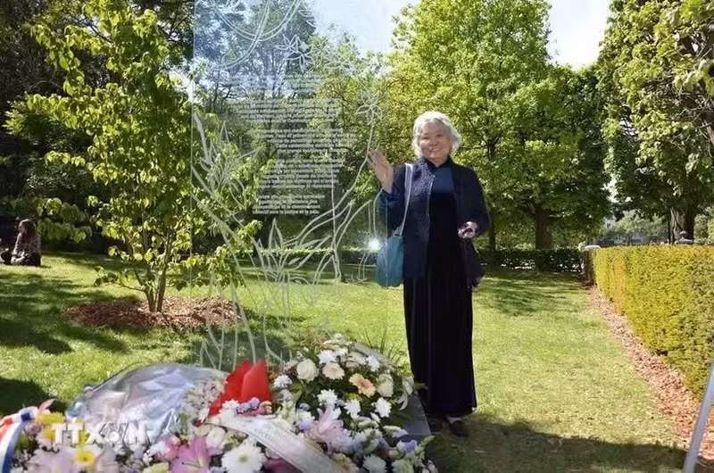 Tran To Nga devant la stèle commémorative dédiée aux victimes de l'Agent Orange/Dioxine au parc Choisy à Paris Photo : VNA