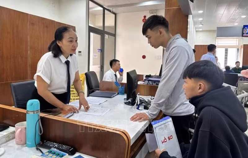Le personnel du Centre de services administratifs publics du quartier de Tam Ky, dans la ville de Dà Nang, guide les gens dans les procédures administratives. Photo : VNA.