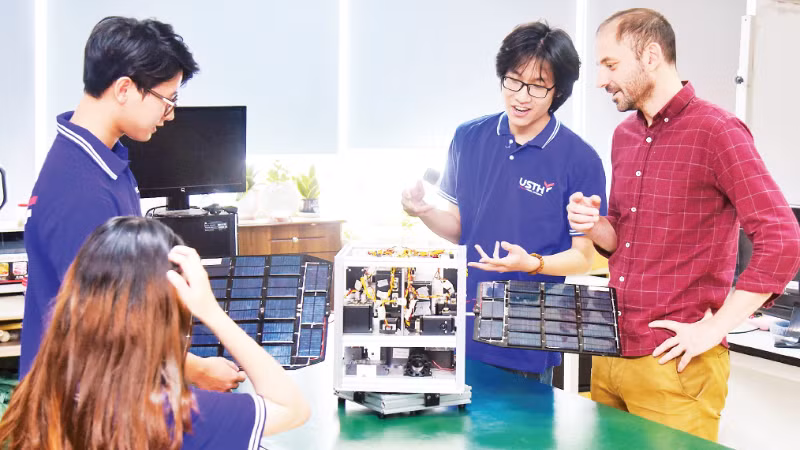 Une classe de la Faculté des Sciences de l'Espace et de la Terre de l'Université des Sciences et Technologies de Hanoi. Photo: NDEL