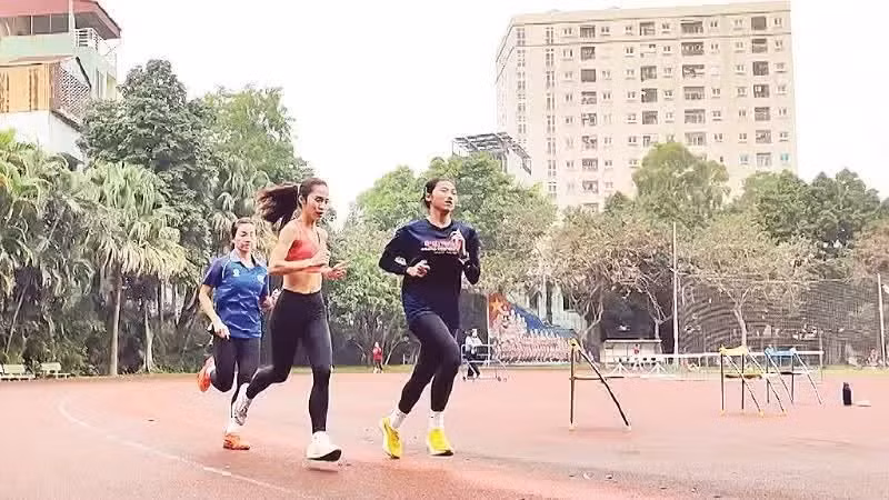 équipe vietnamienne d'athlétisme s'entraîne en vue des compétitions internationales, avec pour objectif les 20èmes Jeux asiatiques. Photo: NDEL