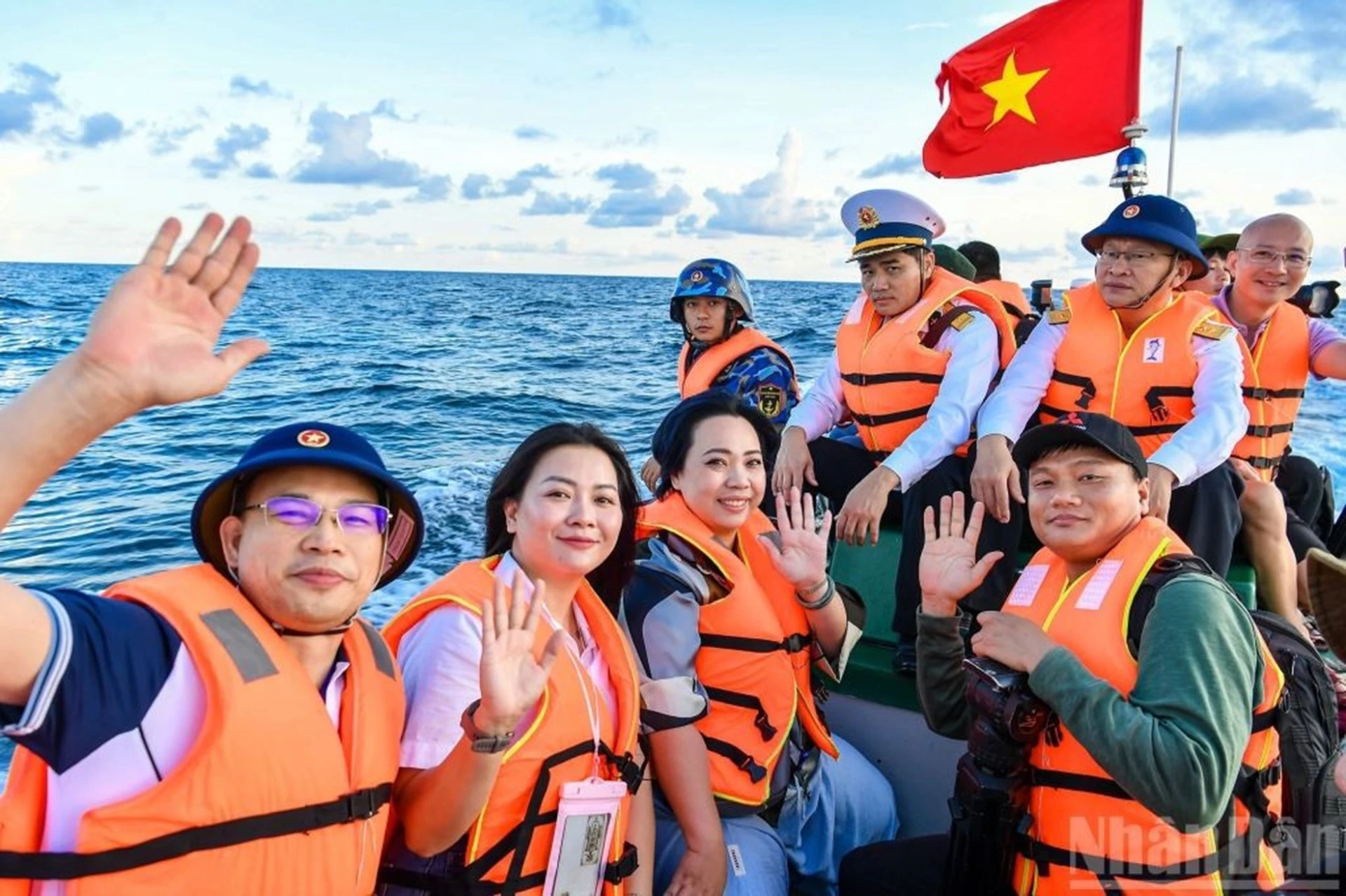 Un voyage chargé de sens et d’émotion de 100 journalistes à l’archipel de Truong Sa