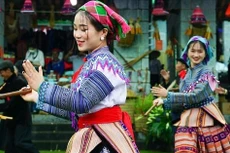 Danse traditionnelle de l'ethnie Hmong lors de la Journée de l’unité nationale au Village culturel et touristique des ethnies du Vietnam. Photo : VNA.