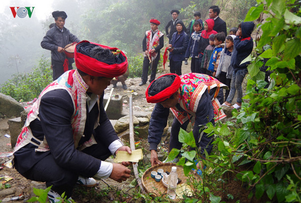 Rituel annuel des Dao Rouge pour prier de la chance ảnh 2 Rituel annuel des Dao Rouge pour prier de la chance ảnh 2