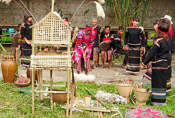 Fête d’invocation de la pluie et des récoltes chez les Ê Dê ảnh 8 Fête d’invocation de la pluie et des récoltes chez les Ê Dê ảnh 8