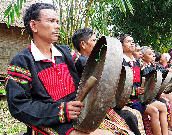 Fête d’invocation de la pluie et des récoltes chez les Ê Dê ảnh 9 Fête d’invocation de la pluie et des récoltes chez les Ê Dê ảnh 9
