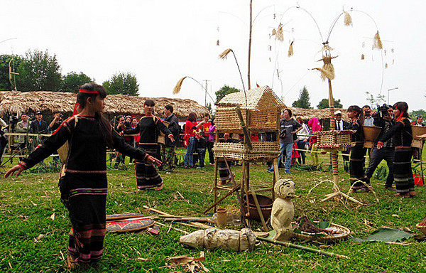 Fête d’invocation de la pluie et des récoltes chez les Ê Dê ảnh 10 Fête d’invocation de la pluie et des récoltes chez les Ê Dê ảnh 10