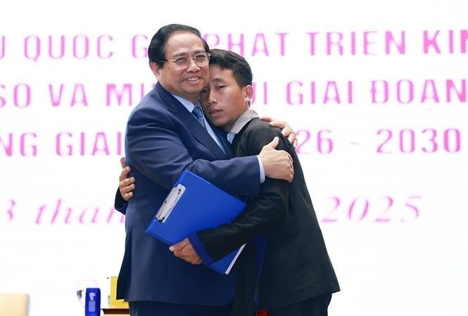 Le Premier ministre Pham Minh Chinh (gauche) et Mua A Thi, chef du village Hang Pu Xi, commune de Xa Dung, province de Diên Biên, pour son courage exemplaire lors d’une crue soudaine. Photo : VNA