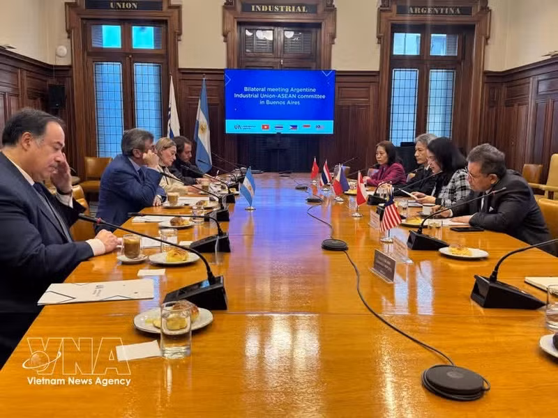 Réunion entre les ambassadeurs de l’ASEAN et l’Union industrielle argentine (UIA). Photo : VNA.