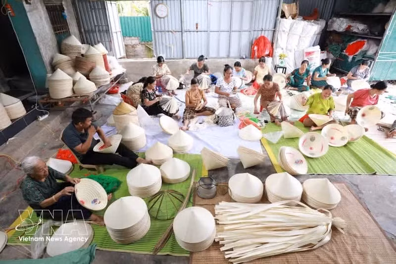 Le métier traditionnel de fabrication de chapeaux coniques de Xuân Lôc, dans le district de Triêu Son (province de Thanh Hoa), se transmet de génération en génération. Photo : VNA.