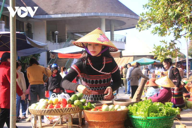 Une jeune femme de Van Kieu présente de produits typiques de sa communauté afin de les faire découvrir au public lors de la Foire commerciale des régions montagneuses. Photo : VOV. 