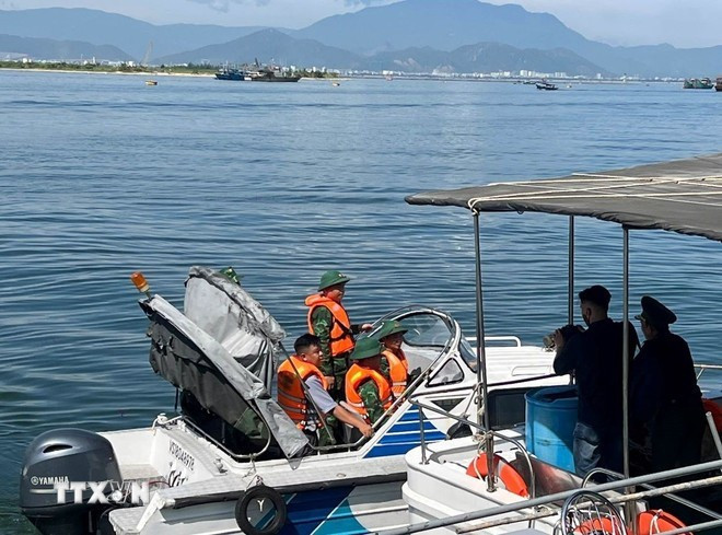 Les gardes-frontières de Da Nang vérifient les documents de départ de bateaux de pêche. Photo : VNA
