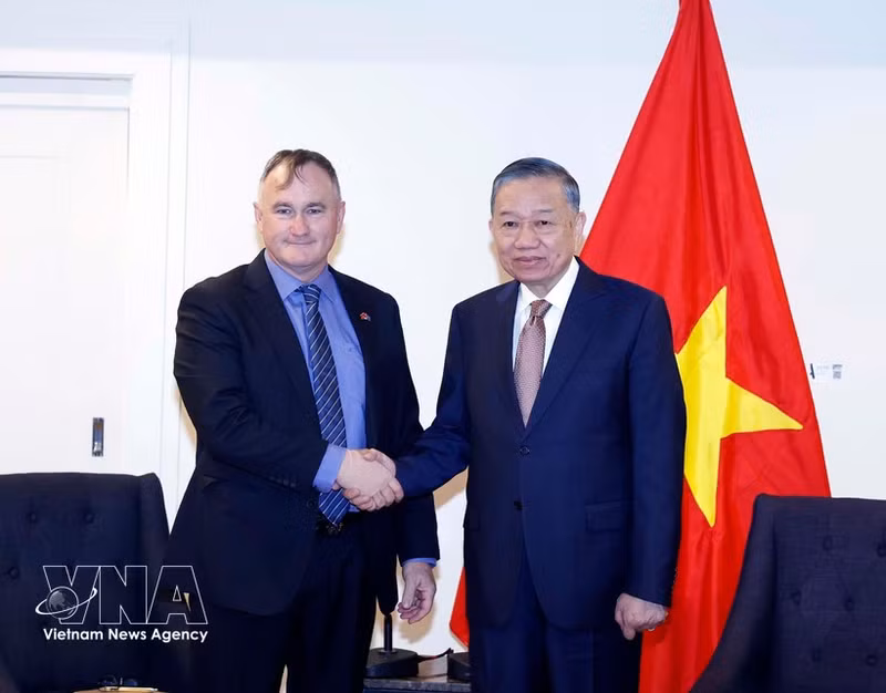 Le secrétaire général du Parti et président de la République, To Lam (à droite), et Craig Bradshaw, directeur général d’EQ Resources Limited (gauche). Photo : VNA.
