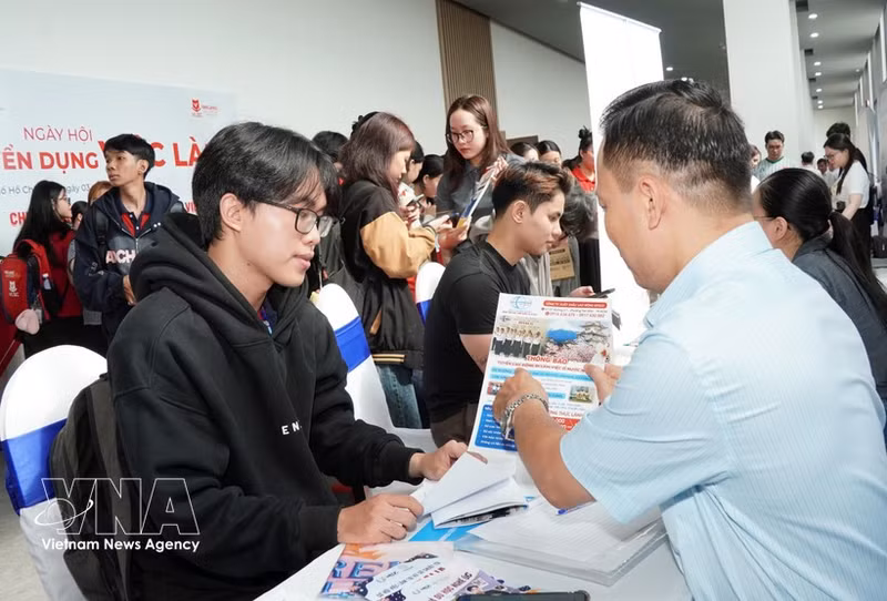 Des étudiants s'entretiennent avec des représentants d'entreprises pour explorer des opportunités d'emploi lors du Salon de l'emploi 2026, organisé par le Centre de services pour l'emploi des jeunes de Hô Chi Minh-Ville en collaboration avec le collège Van Lang Saigon. Photo : VNA.