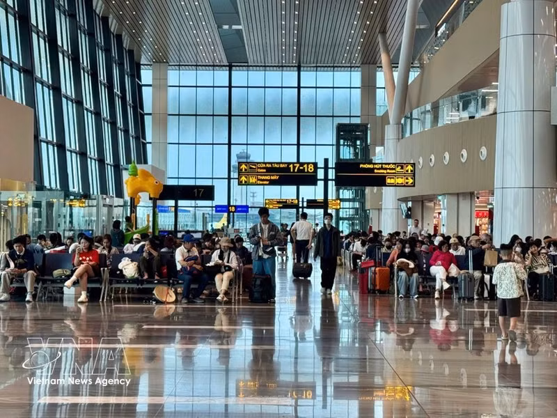 Des passagers attendent aux portes d'embarquement. Photo : VNA.