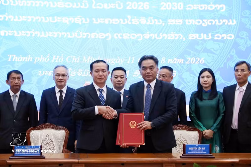 Nguyen Loc Ha (à droite), vice-président permanent du Comité populaire de Hô Chi Minh-Ville, et Phimpone Phandanuvong (à gauche), vice-président du Comité gouvernemental de la province de Champassak, ont signé un mémorandum d'entente sur la coopération pour la période 2026-2030 entre les deux collectivités. Photo : VNA.