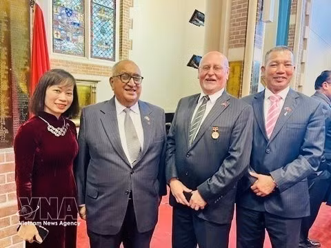 Le président par intérim de l’Association d’amitié Nouvelle-Zélande-Vietnam (NZVFA), Anand Satyanand (deuxième à gauche). Photo : VNA.