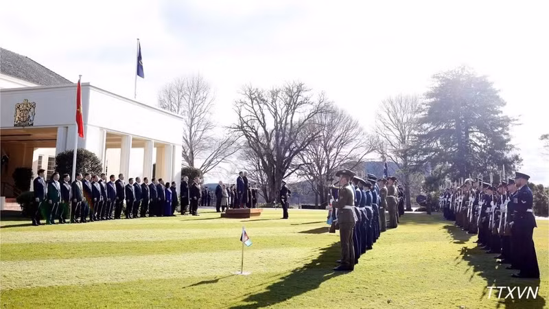 La cérémonie d’accueil officiel du secrétaire général et Président To Lam s’est tenue solennellement au siège du Gouverneur général d’Australie, dans la capitale Canberra. Photo : VNA.