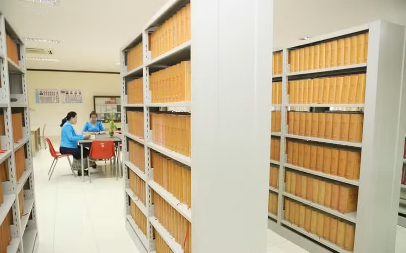 Les Œuvres complètes de Hô Chi Minh sont disponibles à la bibliothèque de l'Académie nationale de politique et d'administration du Laos à Vientiane. Photo : VNA.