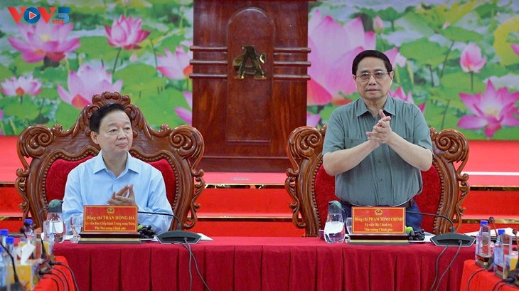 Le Premier ministre Pham Minh Chinh (debout) lors de la réunion. Photo : Lai Hoa/VOV.