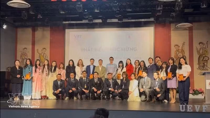 Des délégués à la cérémonie de lancement du programme VIETLEAD 2026 à Paris. Photo : VNA.