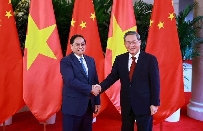 Le PM Pham Minh Chinh (à gauche) et son homologue chinois Li Qiang. Photo : VNA.