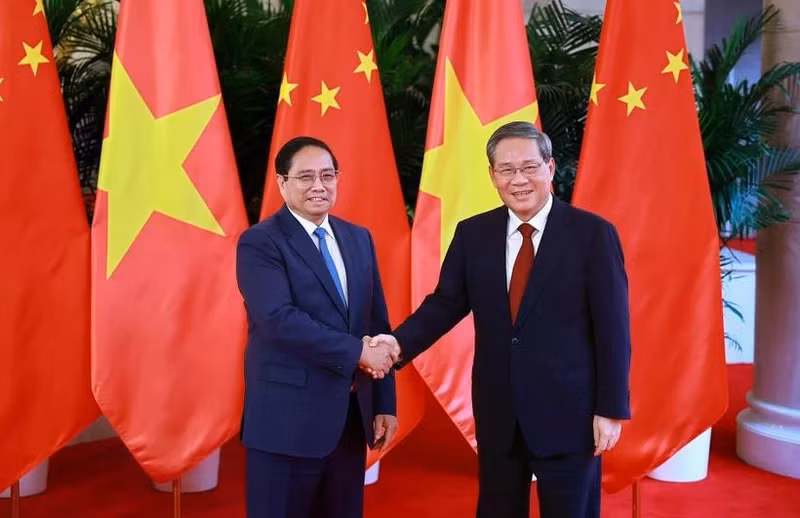 Le PM Pham Minh Chinh (à gauche) et son homologue chinois Li Qiang. Photo : VNA.