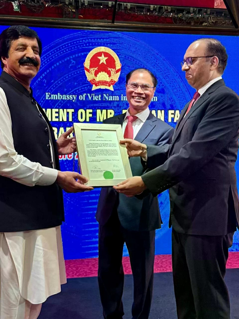 L'ambassadeur Pham Anh Tuan félicite Fareed, un homme d'affaires profondément attaché au Vietnam, pour sa nomination au poste de consul honoraire. Photo : baoquocte.vn