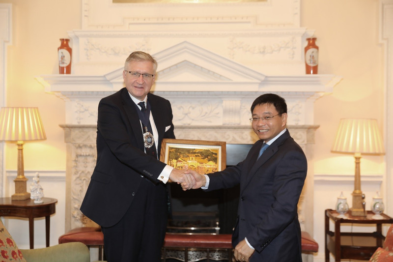 Le ministre vietnamien des Finances, Nguyen Van Thang (à droite) et Alastair King, maire de la City de Londres. Photo : baodautu.vn